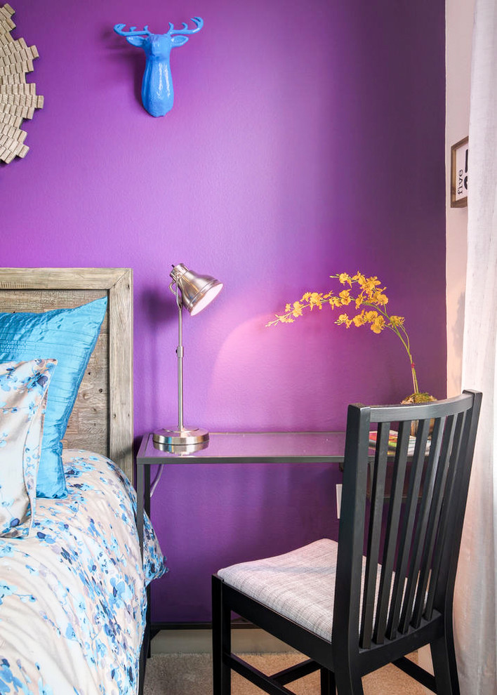 Пример оригинального дизайна: спальня в стиле неоклассика (современная классика) с фиолетовыми стенами и ковровым покрытием