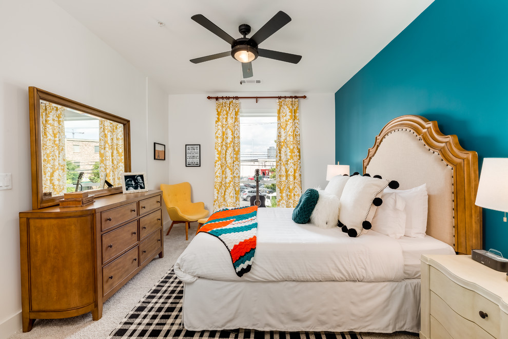 Imagen de dormitorio tradicional renovado con paredes azules, moqueta y suelo gris