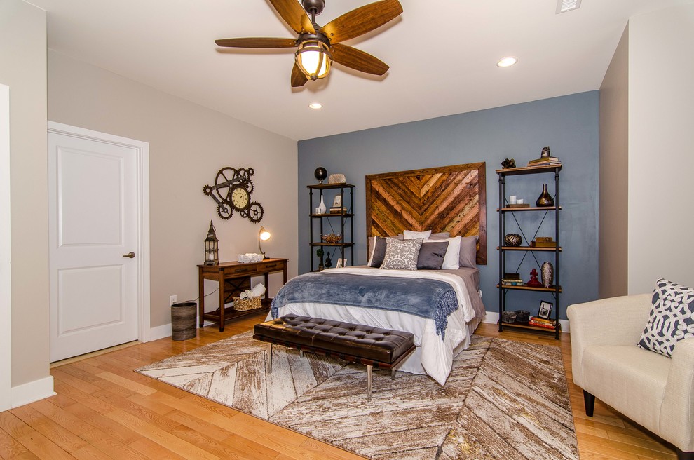 フィラデルフィアにある広いインダストリアルスタイルのおしゃれな客用寝室 (青い壁、淡色無垢フローリング、暖炉なし) のレイアウト