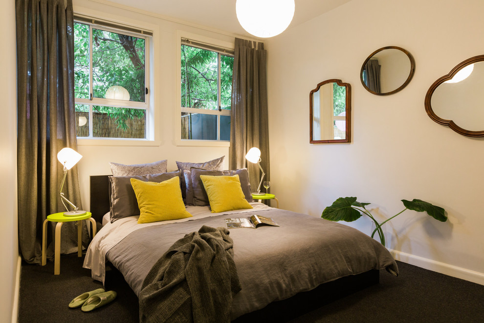 На фото: хозяйская спальня среднего размера в стиле фьюжн с белыми стенами, ковровым покрытием и серым полом без камина с