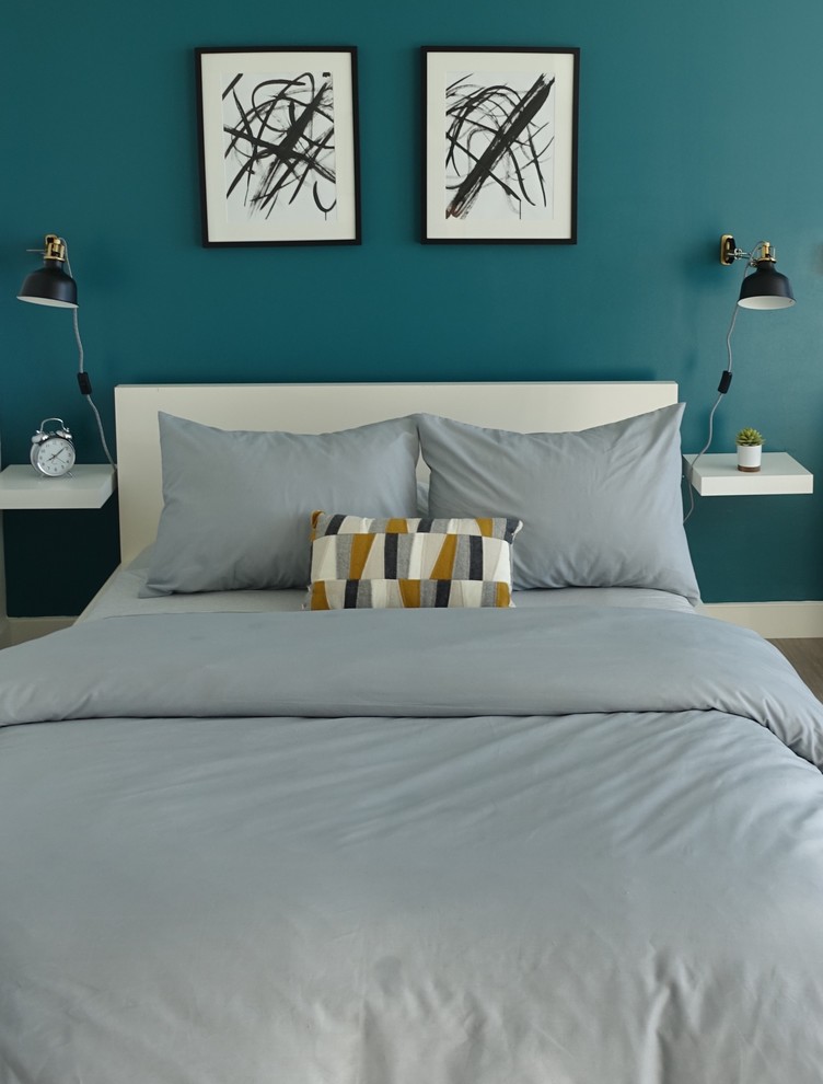 Imagen de habitación de invitados actual pequeña con paredes azules