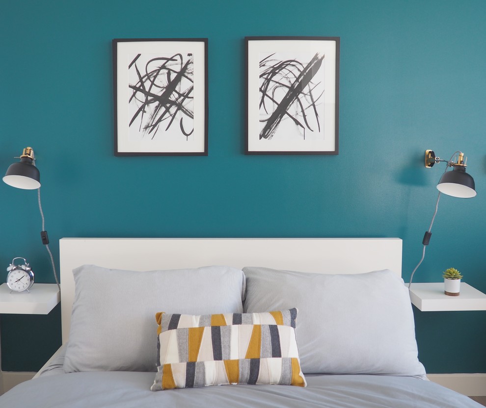 Стильный дизайн: маленькая гостевая спальня (комната для гостей) в современном стиле с синими стенами для на участке и в саду - последний тренд