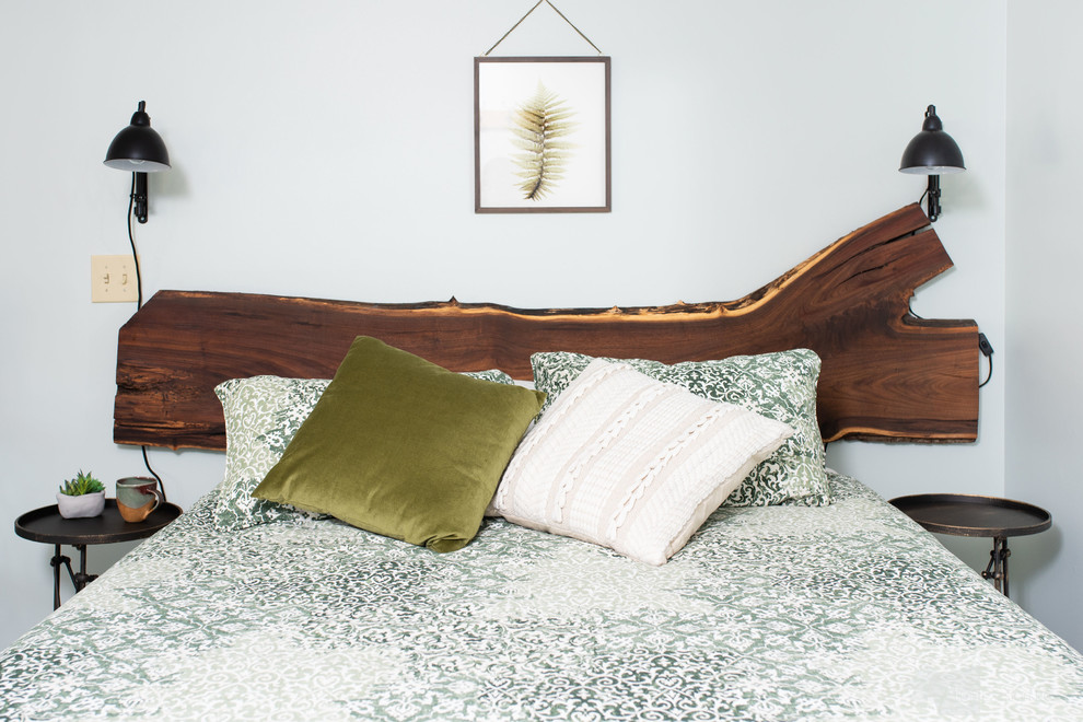 他の地域にある小さなラスティックスタイルのおしゃれな客用寝室 (緑の壁、カーペット敷き、緑の床) のインテリア