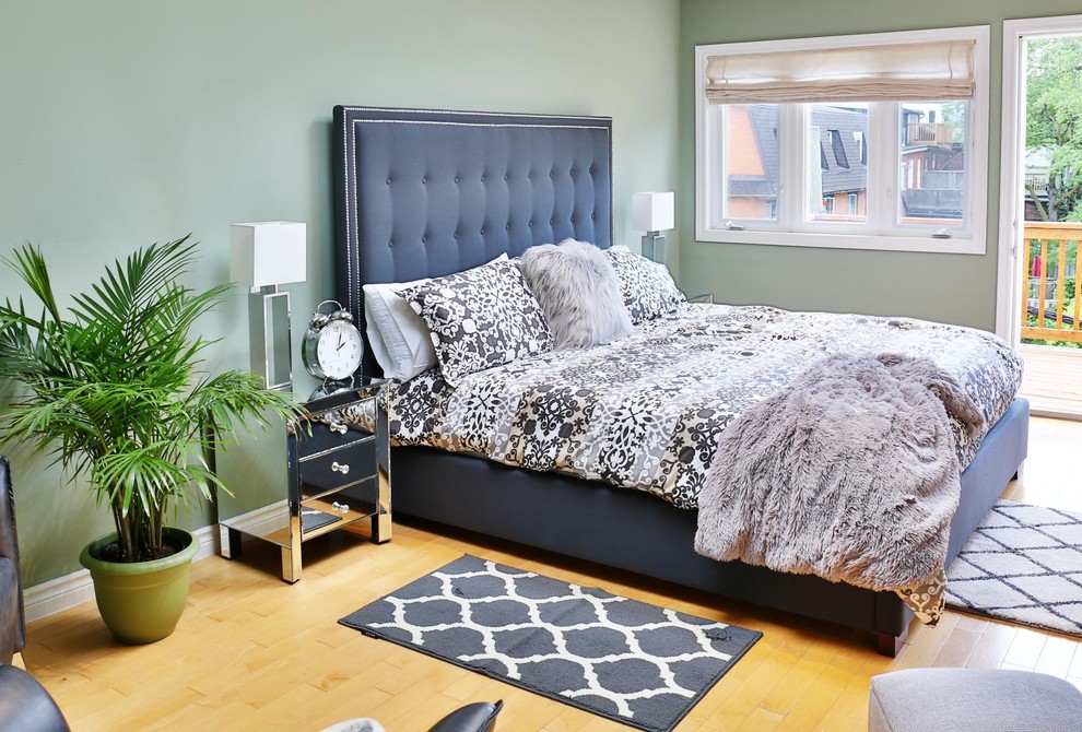 Свежая идея для дизайна: большая хозяйская спальня в современном стиле с зелеными стенами, светлым паркетным полом и синим полом - отличное фото интерьера