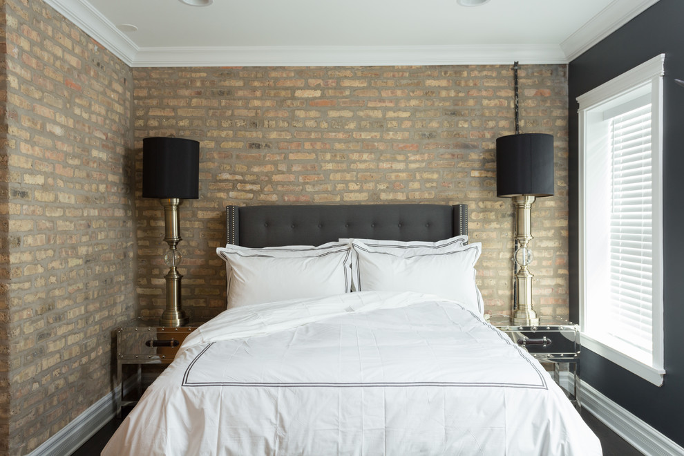 Imagen de habitación de invitados urbana de tamaño medio sin chimenea con paredes multicolor, suelo de madera oscura y suelo gris