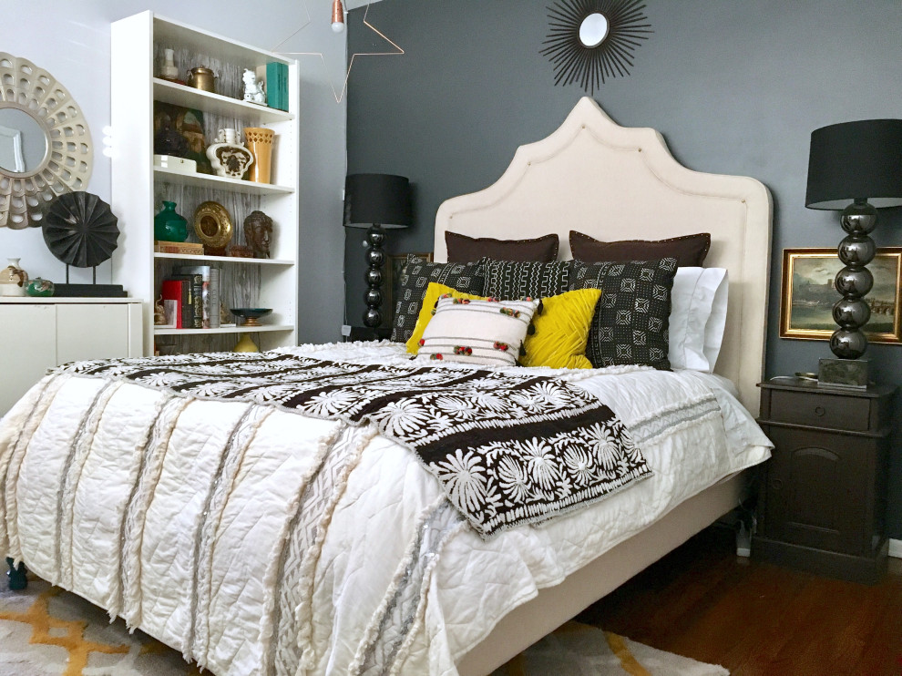 Стильный дизайн: гостевая спальня среднего размера, (комната для гостей) в классическом стиле с серыми стенами - последний тренд