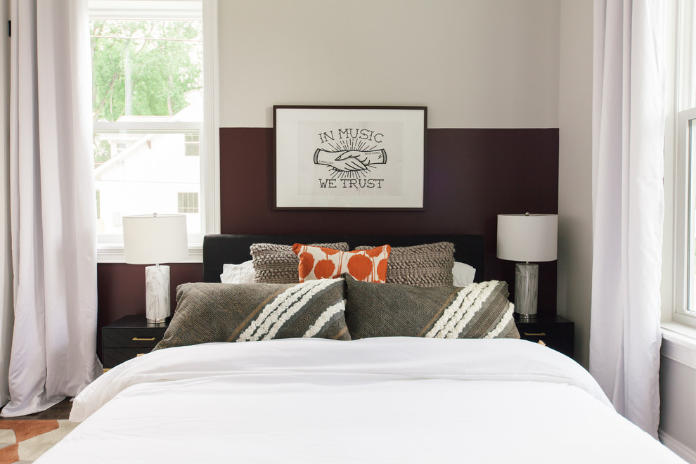 Ispirazione per una camera da letto minimal con pareti beige, parquet scuro e pavimento marrone