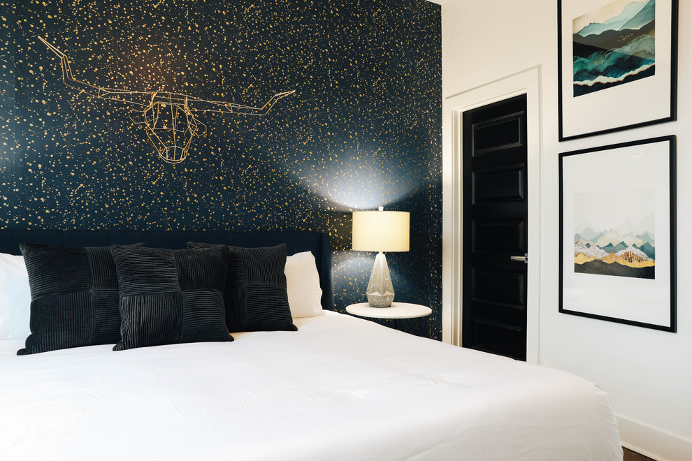 Esempio di una camera da letto contemporanea di medie dimensioni con pareti nere, pavimento in legno massello medio e pavimento marrone