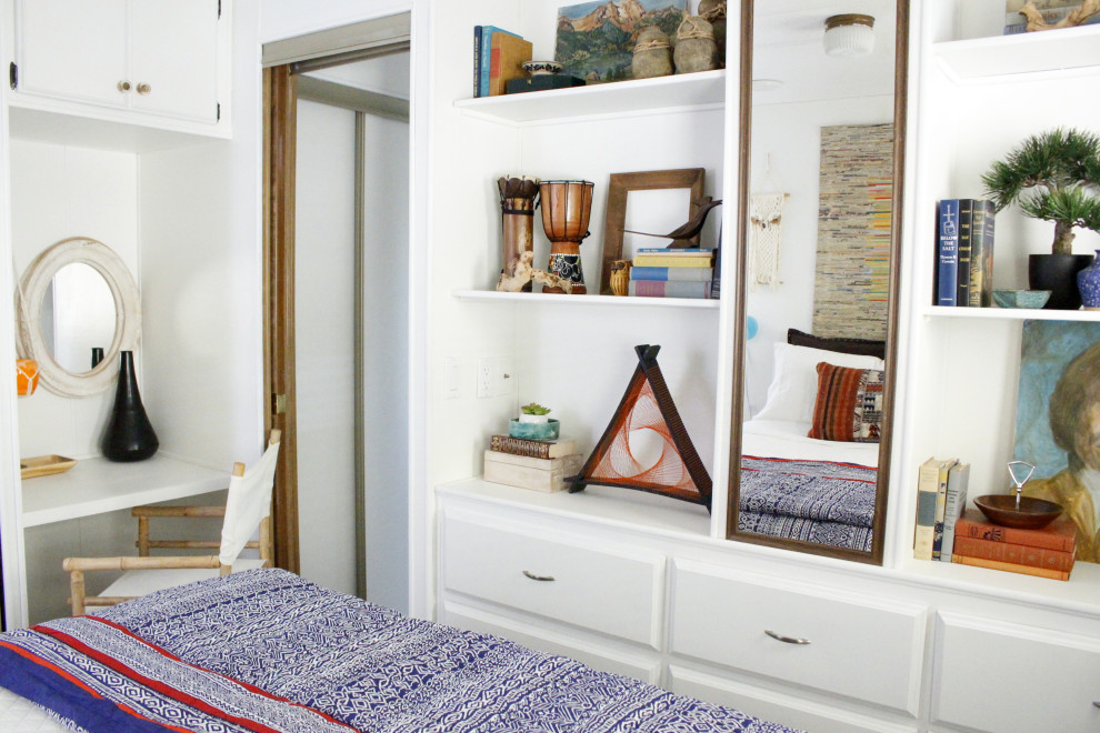 Ejemplo de dormitorio principal bohemio de tamaño medio con paredes blancas, suelo vinílico y suelo gris