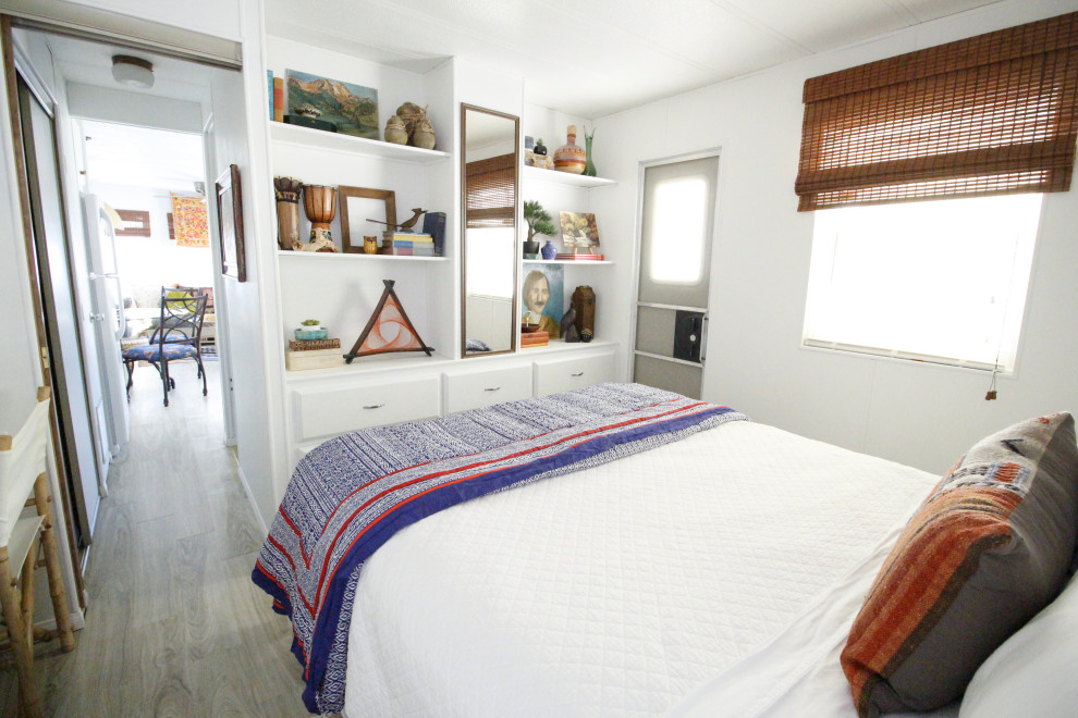 Mittelgroßes Eklektisches Hauptschlafzimmer mit weißer Wandfarbe, Vinylboden und grauem Boden in Los Angeles