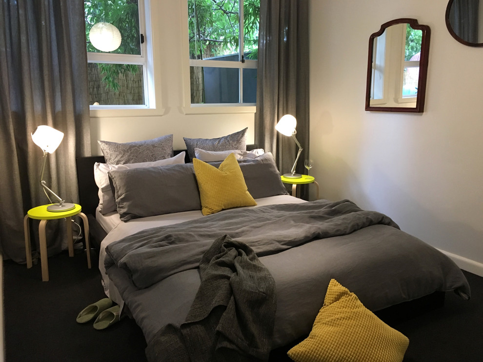 На фото: маленькая хозяйская спальня в стиле фьюжн с серыми стенами, ковровым покрытием и серым полом для на участке и в саду с