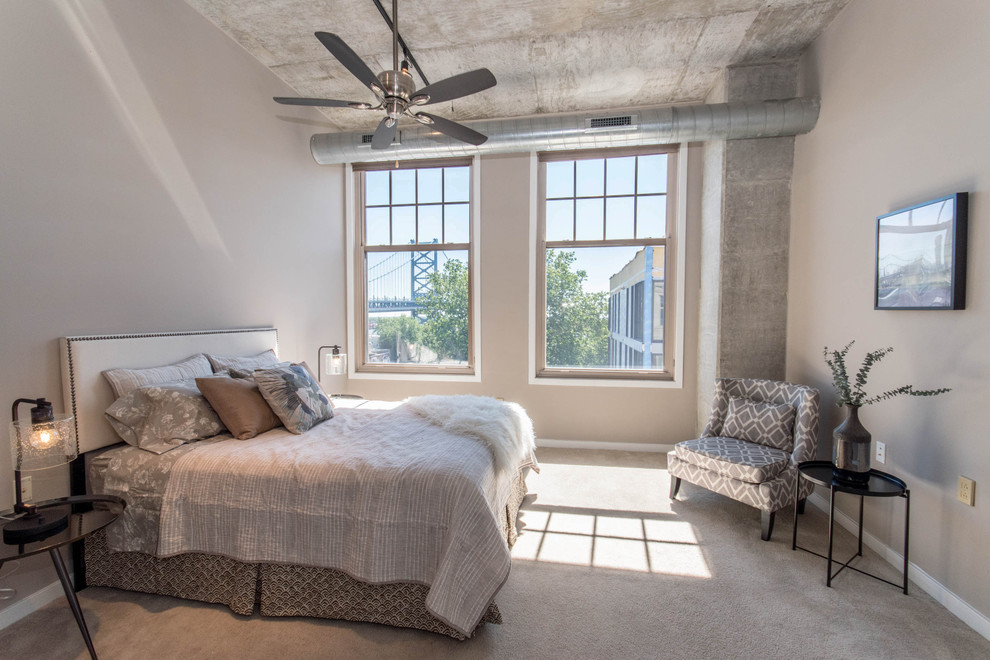 Modelo de habitación de invitados contemporánea de tamaño medio sin chimenea con paredes beige, moqueta y suelo beige