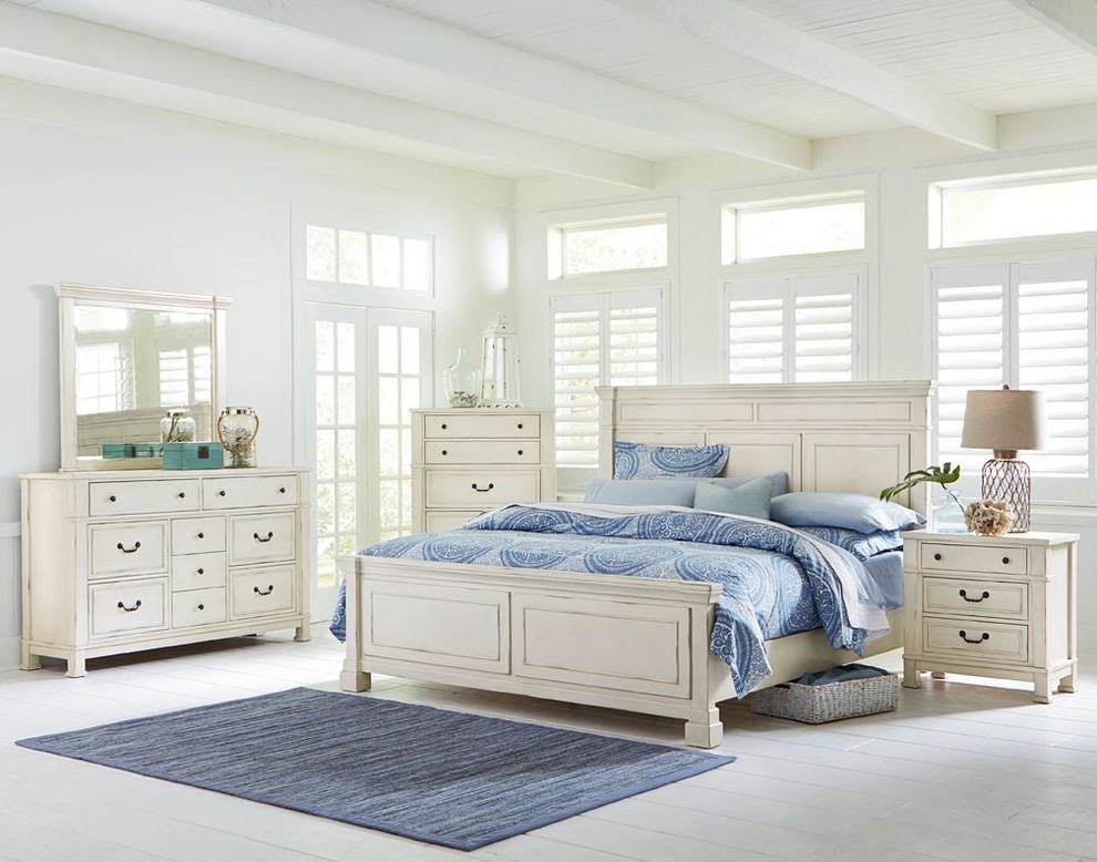 На фото: большая хозяйская спальня в морском стиле с белыми стенами, деревянным полом и белым полом с