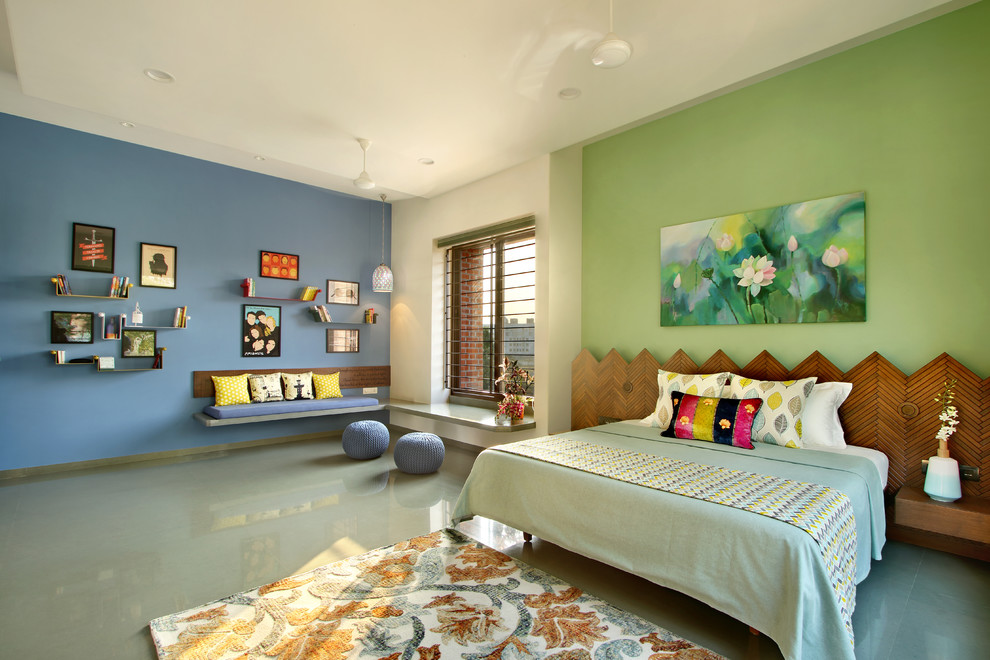 Cette photo montre une chambre asiatique avec un mur bleu, sol en béton ciré et un sol gris.