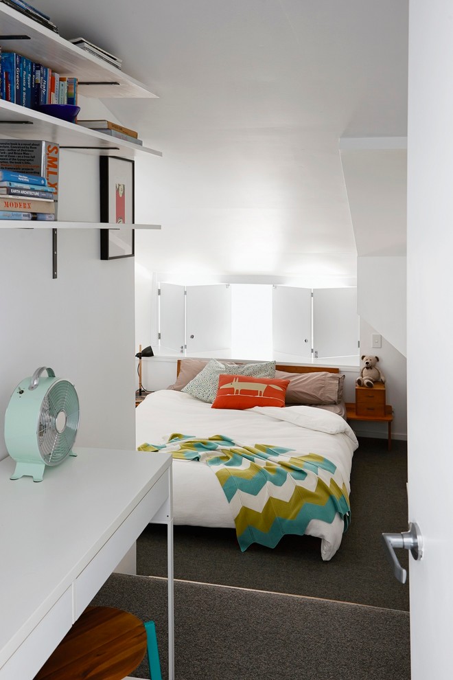 Ejemplo de dormitorio tipo loft contemporáneo de tamaño medio sin chimenea con paredes blancas, moqueta y suelo gris