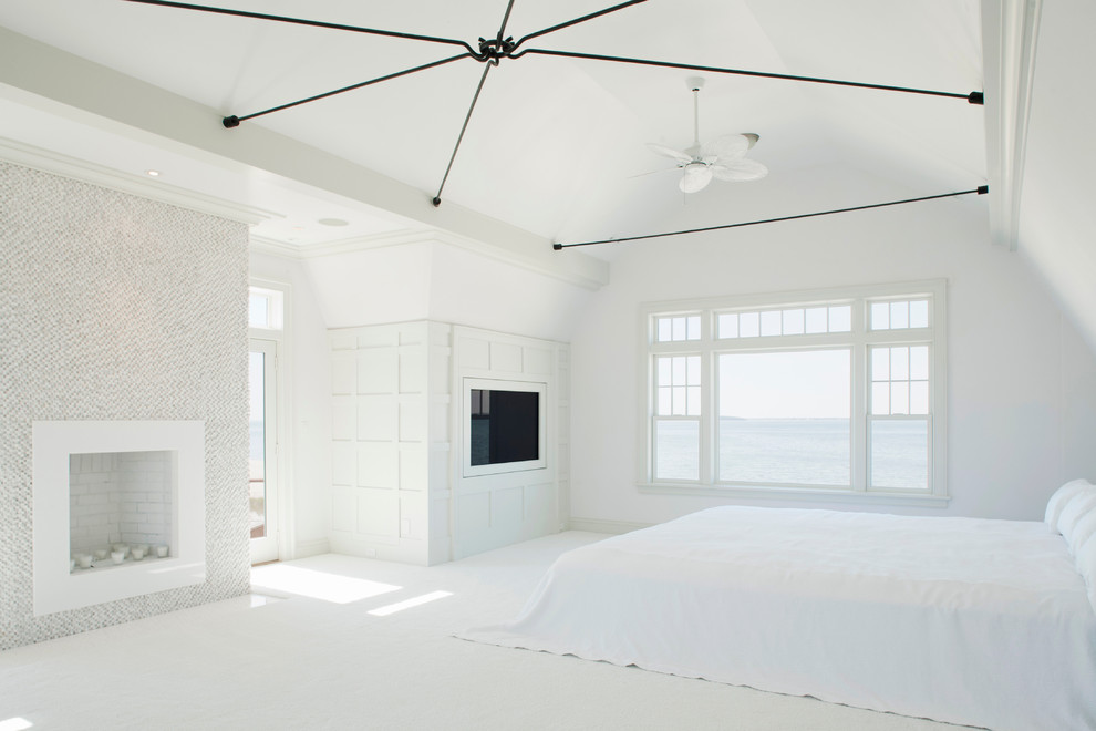 Cette image montre une chambre design avec un mur blanc et une cheminée standard.