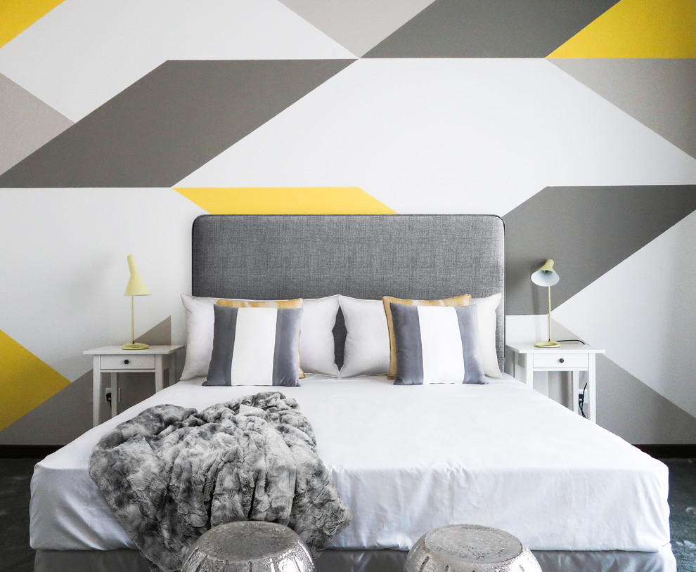 Modern inredning av ett sovrum, med flerfärgade väggar, heltäckningsmatta och grått golv