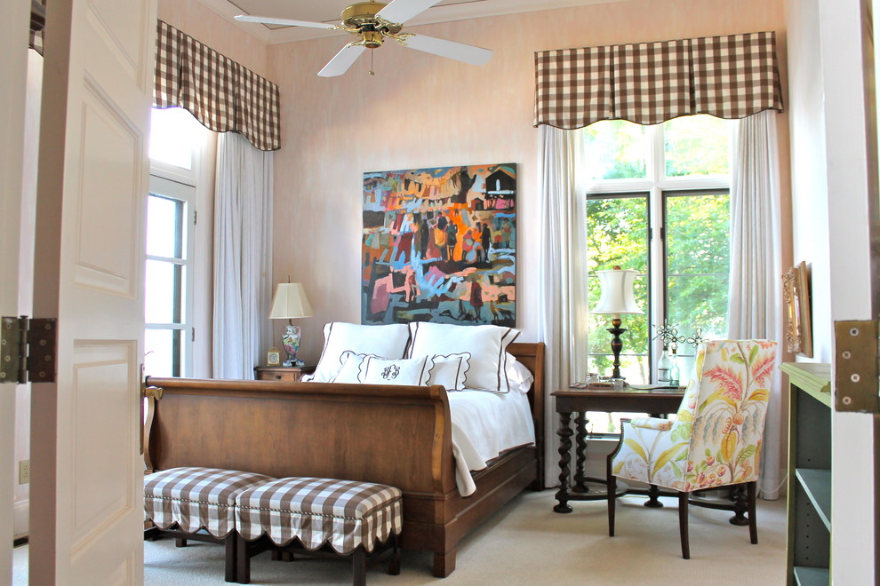 Imagen de dormitorio clásico con paredes beige y moqueta