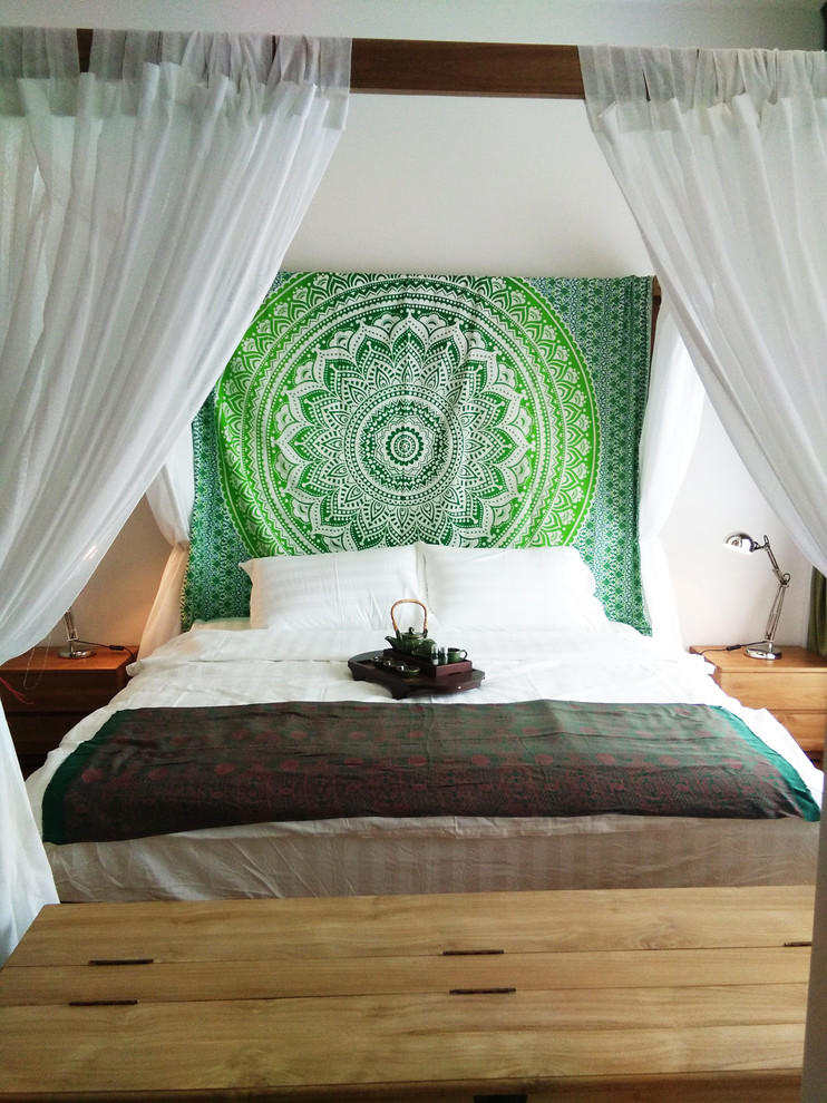 Пример оригинального дизайна: хозяйская спальня среднего размера в стиле фьюжн с белыми стенами, полом из ламината и коричневым полом