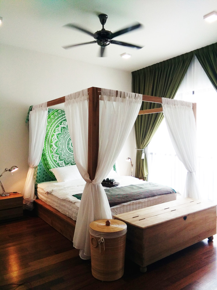Mittelgroßes Hauptschlafzimmer mit weißer Wandfarbe, Laminat und braunem Boden in Sonstige