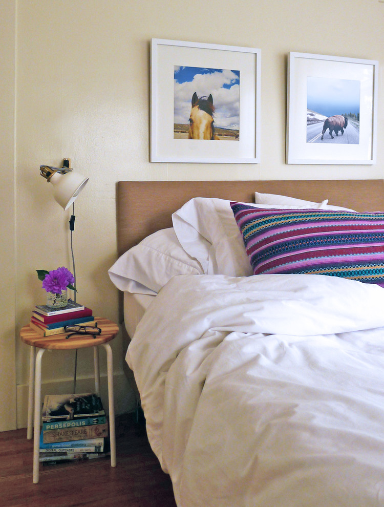 На фото: спальня в стиле фьюжн с серыми стенами и паркетным полом среднего тона