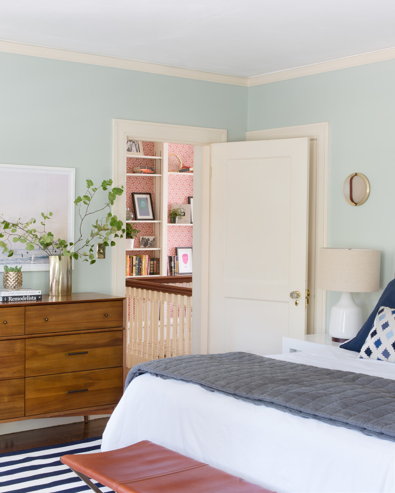 Idée de décoration pour une chambre parentale bohème avec un mur bleu, un sol en bois brun et aucune cheminée.