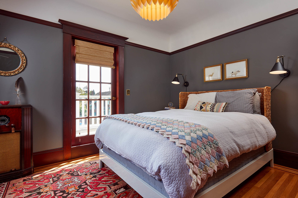 Пример оригинального дизайна: спальня в викторианском стиле с серыми стенами и паркетным полом среднего тона
