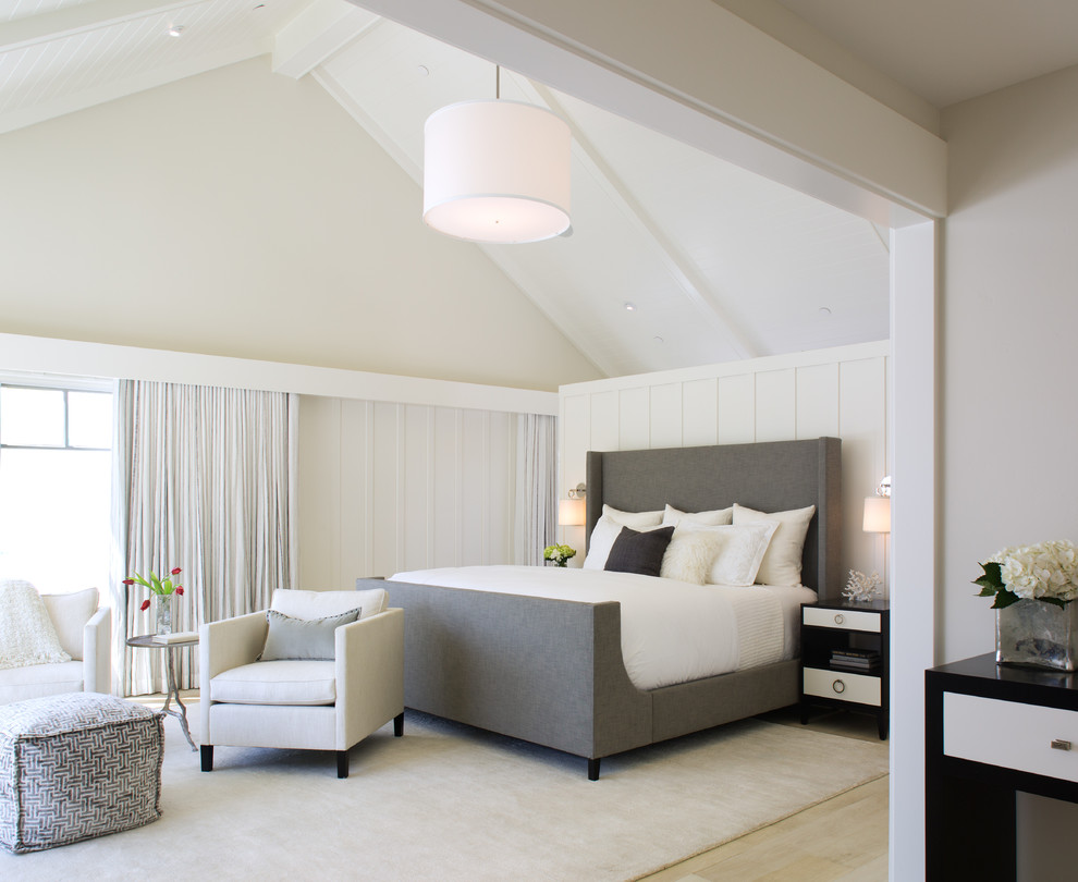 Klassisches Hauptschlafzimmer ohne Kamin mit weißer Wandfarbe und hellem Holzboden in San Diego