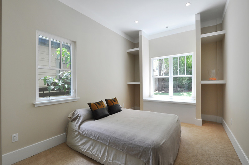 Immagine di una camera degli ospiti design di medie dimensioni con pareti beige, moquette e nessun camino