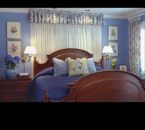 Свежая идея для дизайна: спальня среднего размера в классическом стиле с синими стенами и ковровым покрытием - отличное фото интерьера