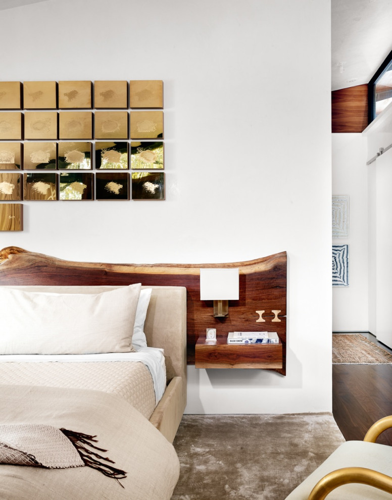 Пример оригинального дизайна: хозяйская спальня среднего размера в современном стиле с белыми стенами, темным паркетным полом и коричневым полом без камина