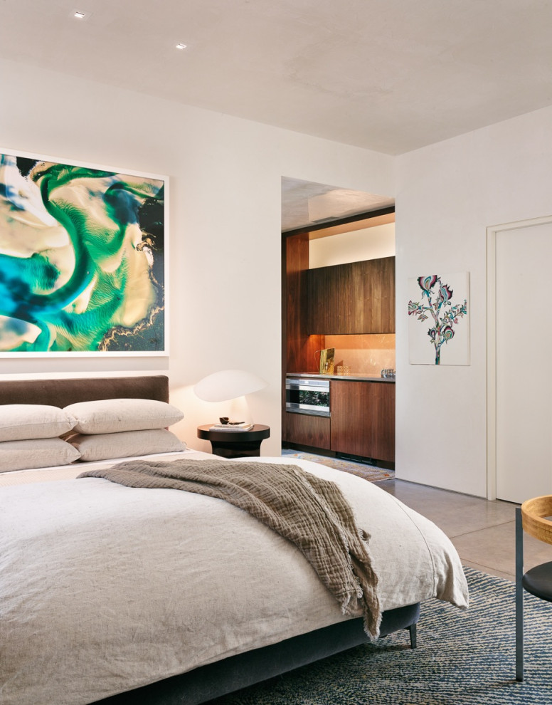 Стильный дизайн: гостевая спальня среднего размера, (комната для гостей) в стиле модернизм с бежевыми стенами и белым полом без камина - последний тренд