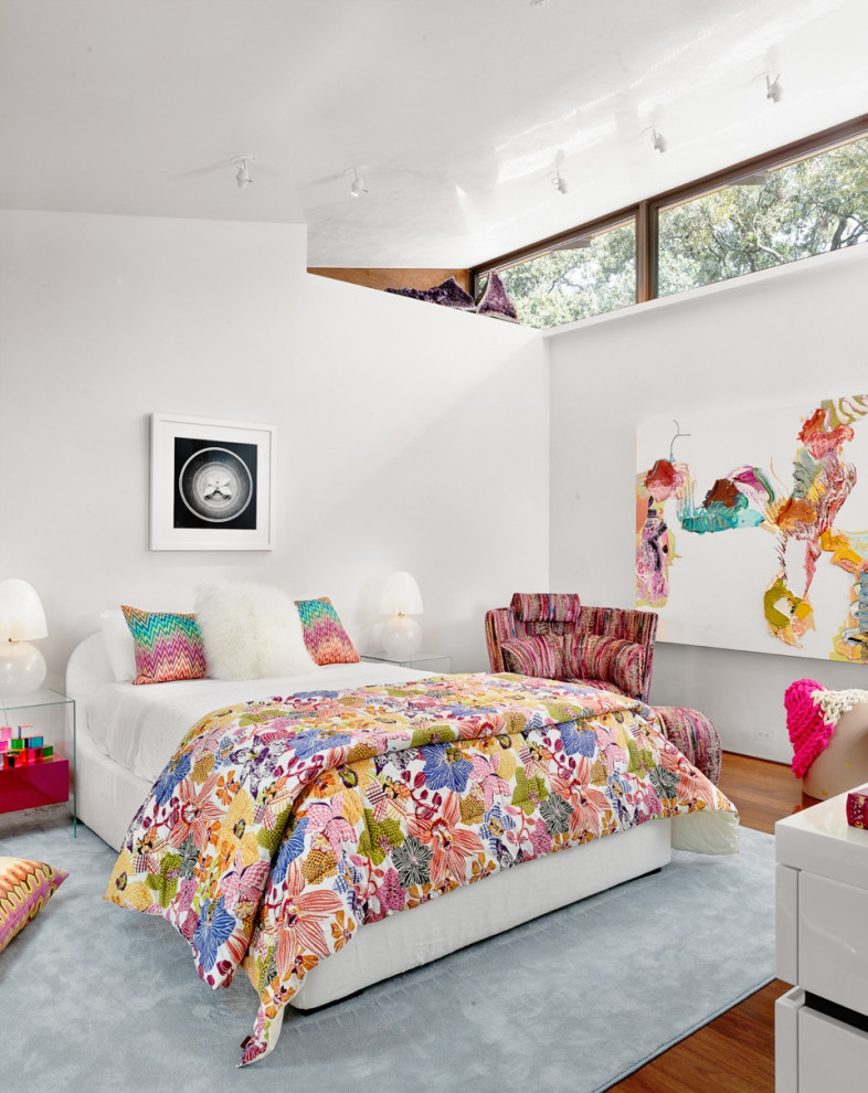 Inspiration för ett mellanstort funkis sovrum, med vita väggar, mellanmörkt trägolv och brunt golv