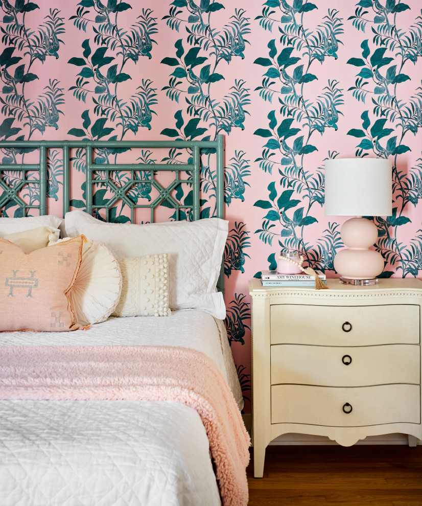 Inspiration pour une chambre grise et rose traditionnelle avec un mur multicolore, un sol en bois brun, un sol marron et du papier peint.