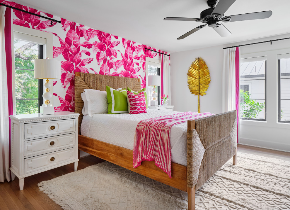 Стильный дизайн: спальня в стиле неоклассика (современная классика) с розовыми стенами, паркетным полом среднего тона, коричневым полом и обоями на стенах - последний тренд