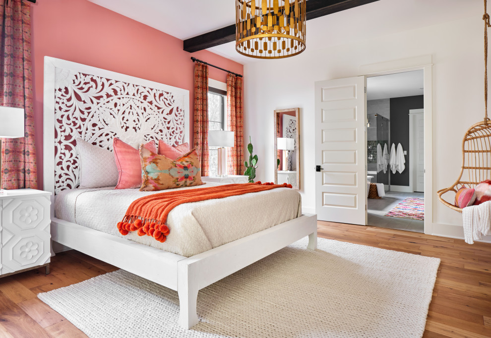 Inspiration pour une chambre grise et rose traditionnelle avec un mur orange, un sol en bois brun et un sol marron.