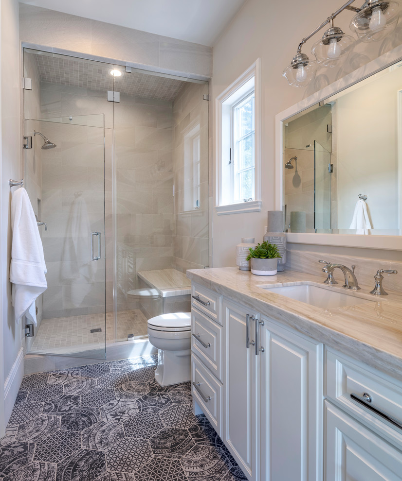 Источник вдохновения для домашнего уюта: ванная комната среднего размера в стиле неоклассика (современная классика) с серыми стенами, полом из керамической плитки и синим полом