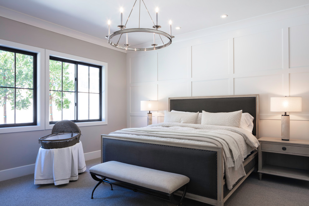 Идея дизайна: хозяйская спальня среднего размера в стиле неоклассика (современная классика) с серыми стенами, ковровым покрытием и серым полом