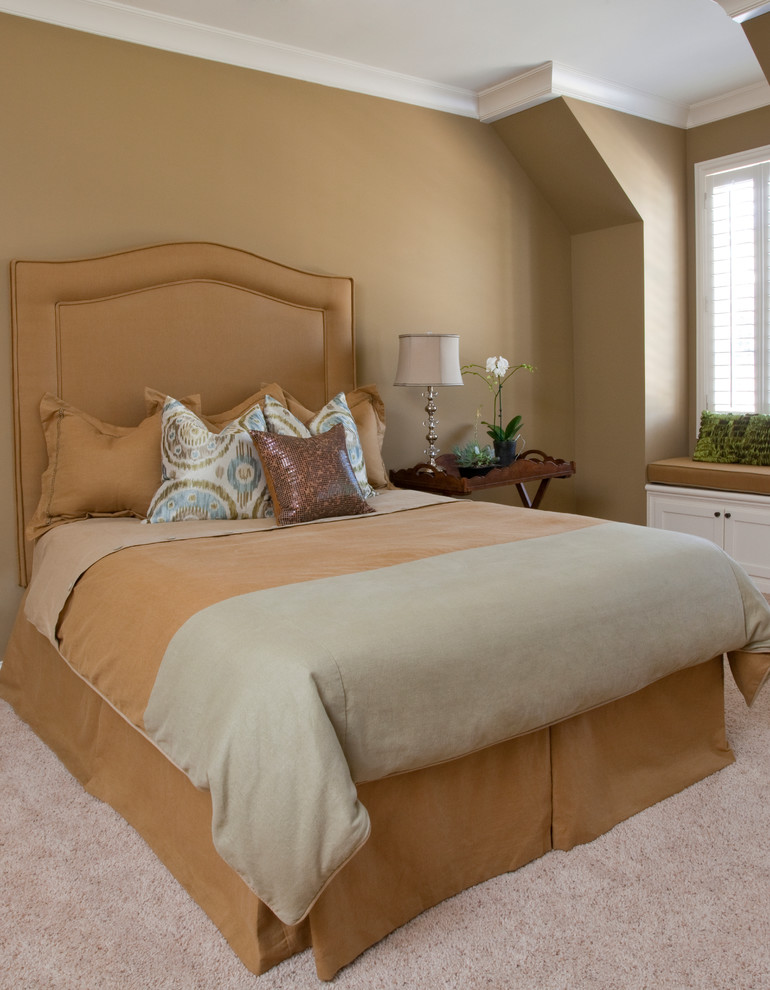 Imagen de habitación de invitados clásica renovada grande con paredes marrones y moqueta