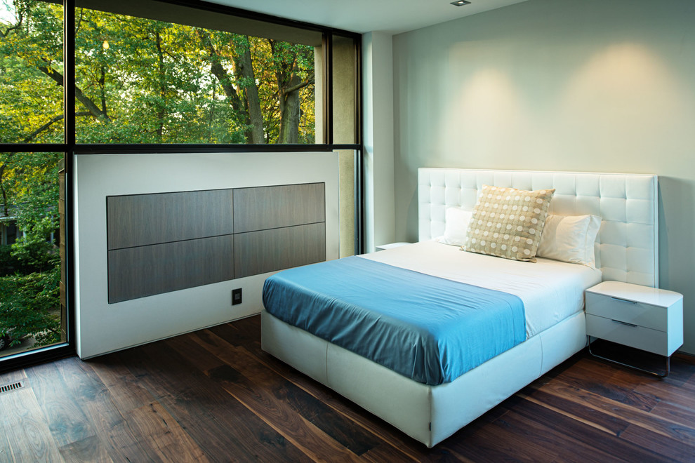 Immagine di una camera da letto moderna con parquet chiaro