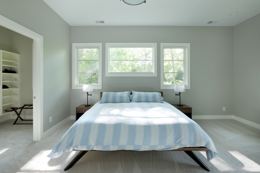 Mittelgroßes Country Hauptschlafzimmer mit grauer Wandfarbe, Teppichboden und grauem Boden in Grand Rapids