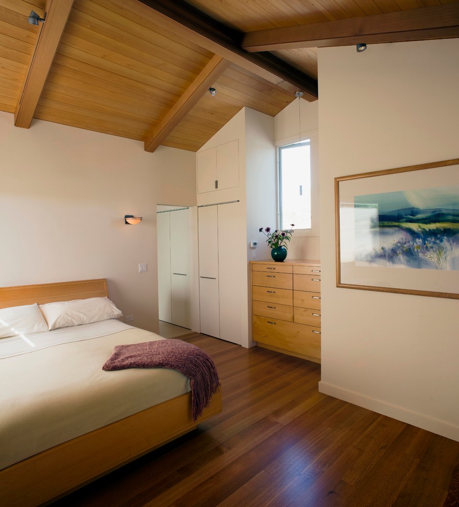 Idee per una camera matrimoniale minimalista di medie dimensioni con pareti bianche, pavimento in legno massello medio e nessun camino