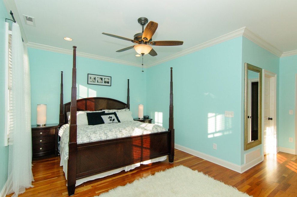 Пример оригинального дизайна: спальня среднего размера в классическом стиле с синими стенами и паркетным полом среднего тона без камина