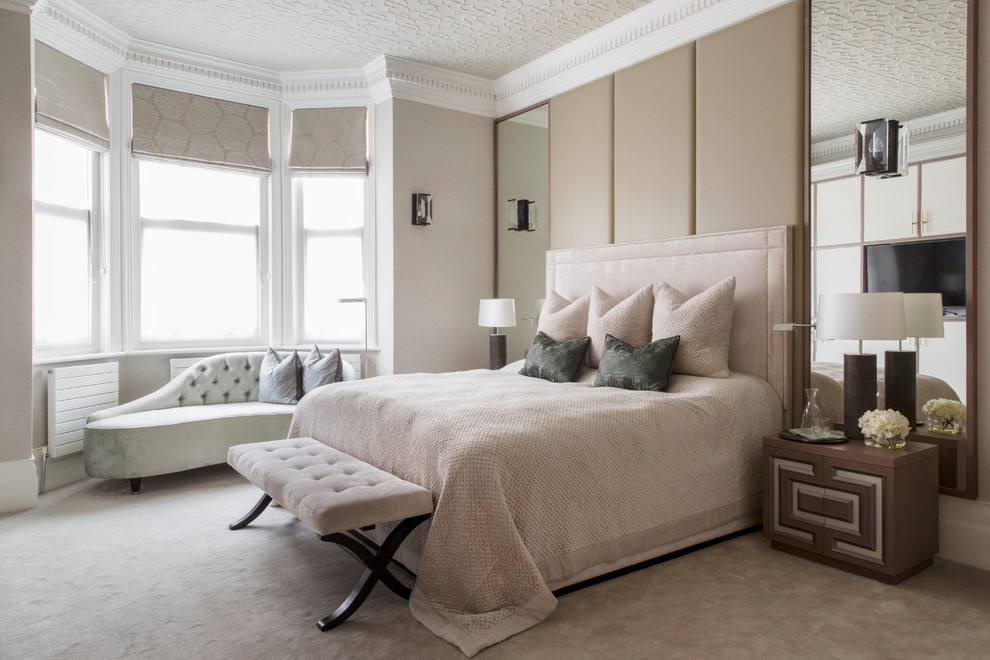 Стильный дизайн: спальня в стиле неоклассика (современная классика) с бежевыми стенами, ковровым покрытием и бежевым полом - последний тренд