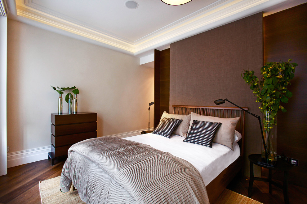 Mittelgroßes Klassisches Schlafzimmer mit grauer Wandfarbe und braunem Holzboden in London