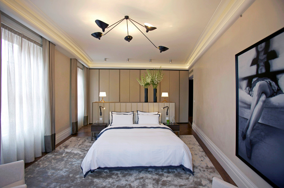 Imagen de dormitorio principal extra grande sin chimenea con moqueta y paredes beige