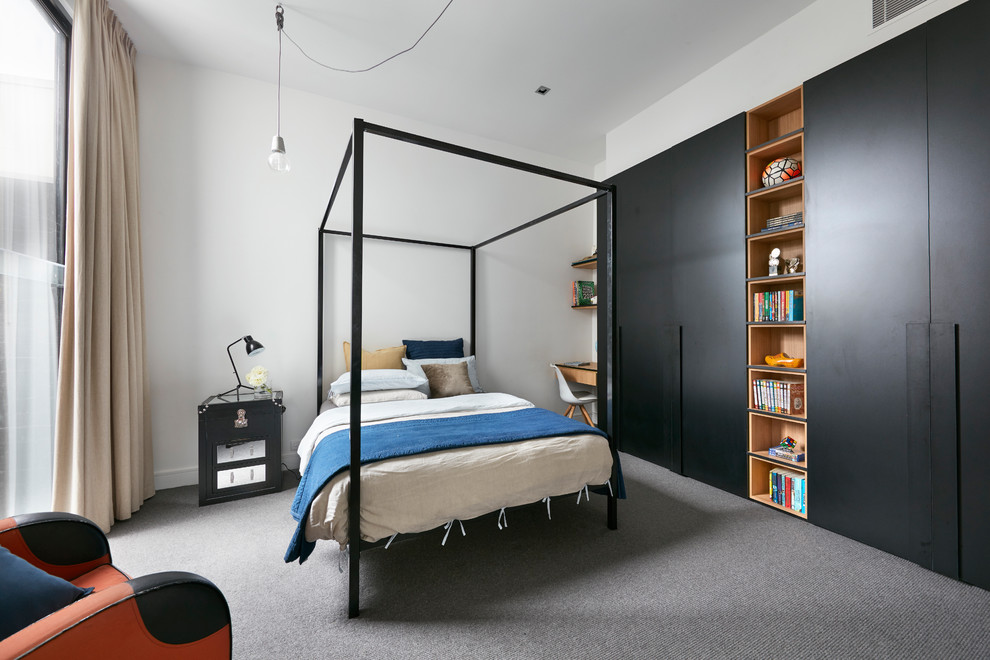 Immagine di una camera da letto classica di medie dimensioni con pareti bianche, moquette e pavimento grigio