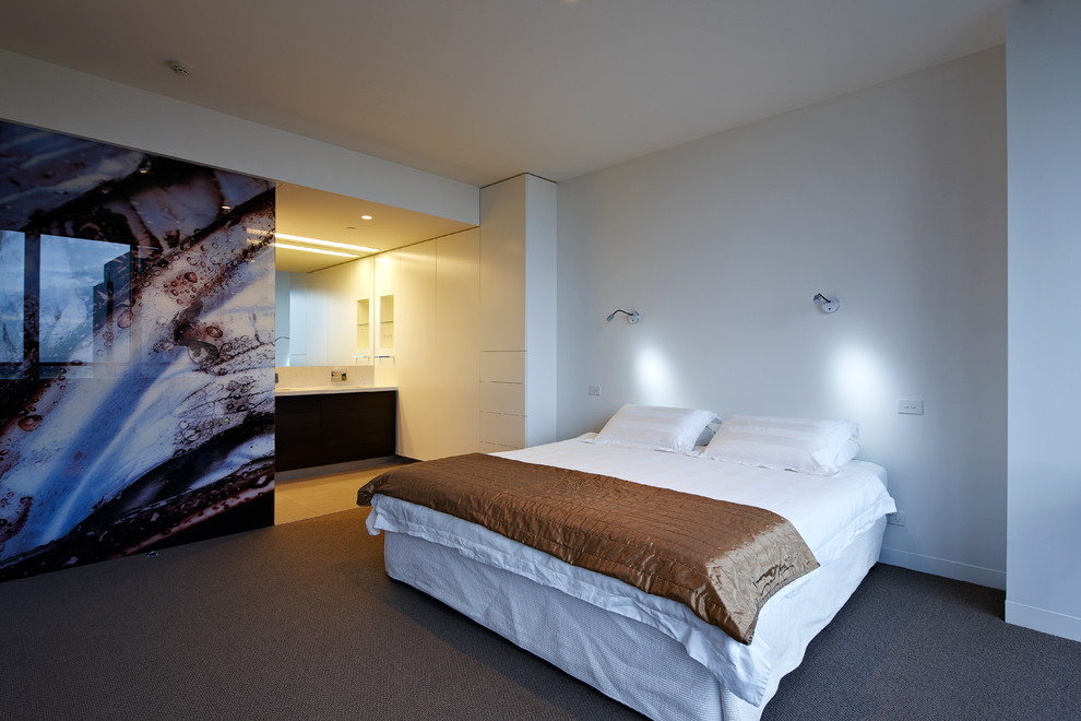 Cette image montre une petite chambre design avec un mur blanc.