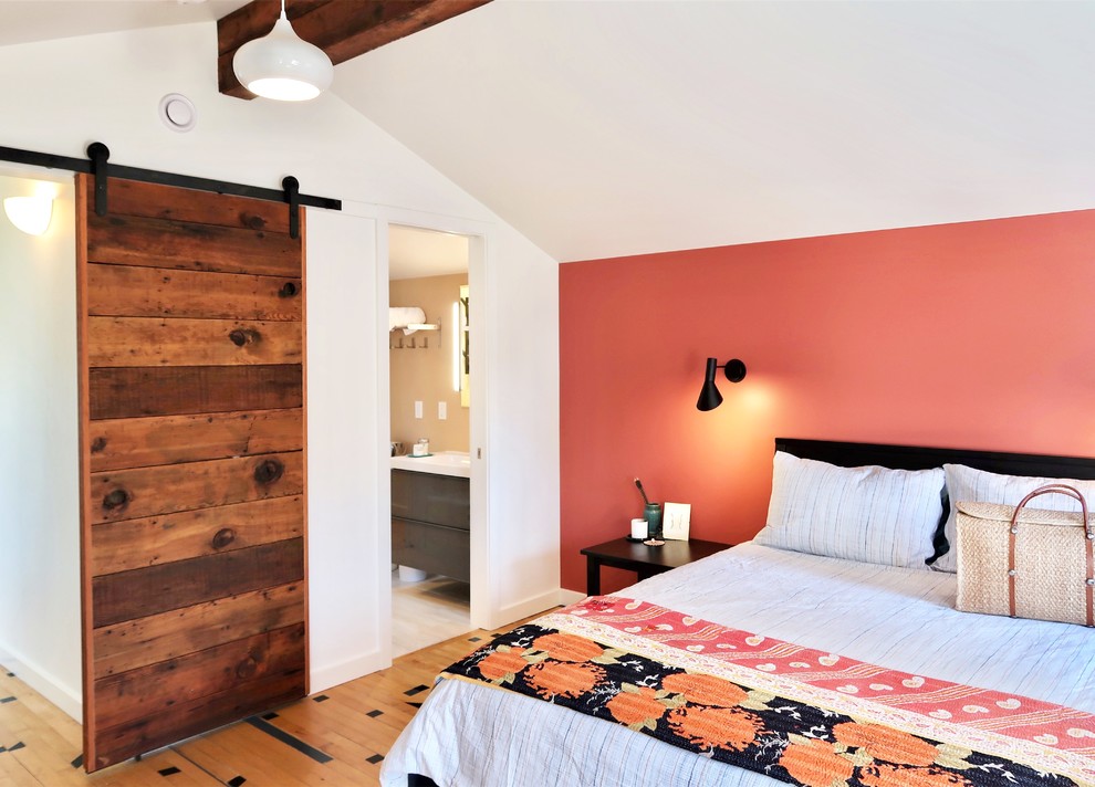 На фото: хозяйская спальня среднего размера в стиле фьюжн с оранжевыми стенами, светлым паркетным полом, угловым камином и разноцветным полом с