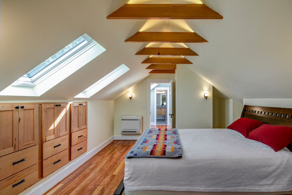 Idee per una camera matrimoniale chic con pareti beige, pavimento in legno massello medio e pavimento marrone